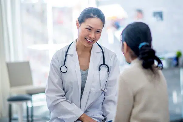 doctor-smiling-with-the-patient